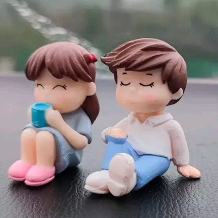 Adorable Cute Couple Miniature figurine – a romantic handcrafted decoration, perfect for gifts, home decor, and special occasions like anniversaries and Valentine's Day.