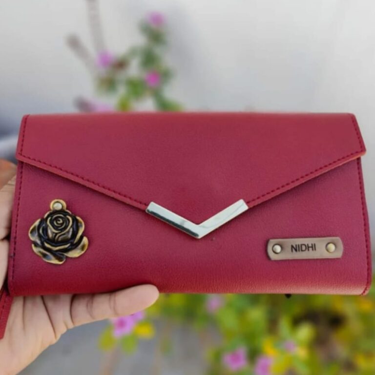 Personalised women’s wallet with name engraving and charm – premium leatherette look